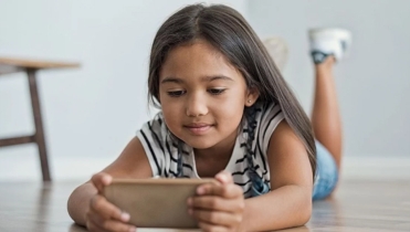 ১৩ বছরের আগে শিশুদের হাতে স্মার্টফোন, বাড়বে ঝুঁকি